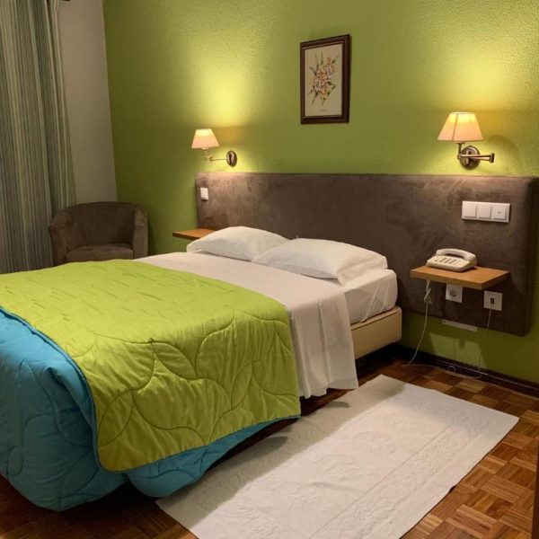 Quarto duplo superior com vista para a cidade e jardim