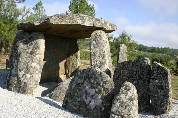Pinturas Rupestres e Mamoa da Burneira