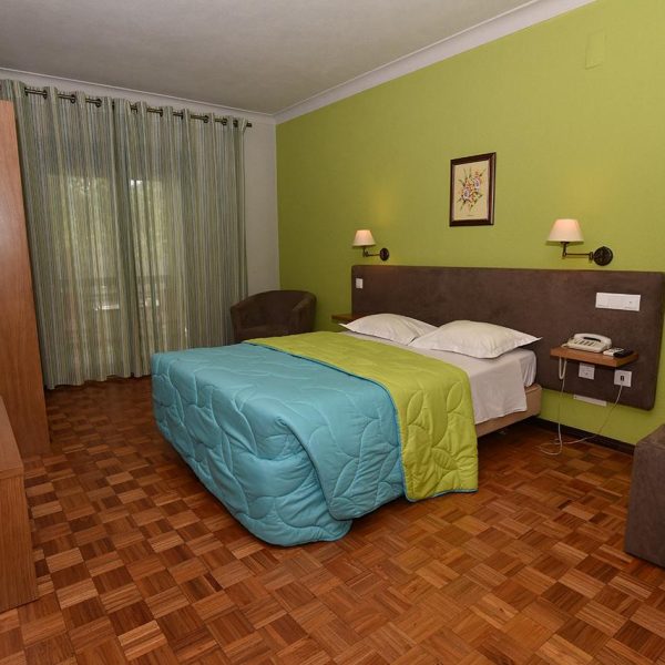 Quarto duplo superior com vista para a cidade e jardim