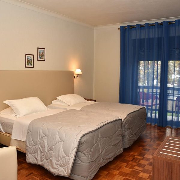 Quarto twin superior com vista para a cidade e jardim