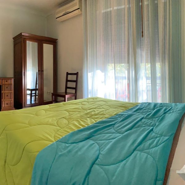 Quarto duplo cama de casal com varanda vista jardim e cidade