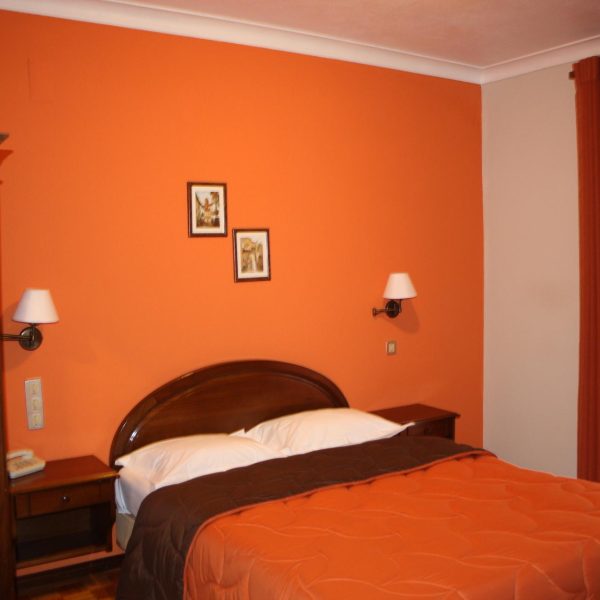 Quarto duplo cama de casal com varanda vista jardim e cidade